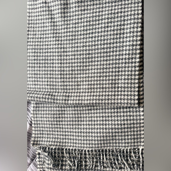 Sezane Seraphine Scarf. Black/Ecru Houndstooth - Picture 3 of 3